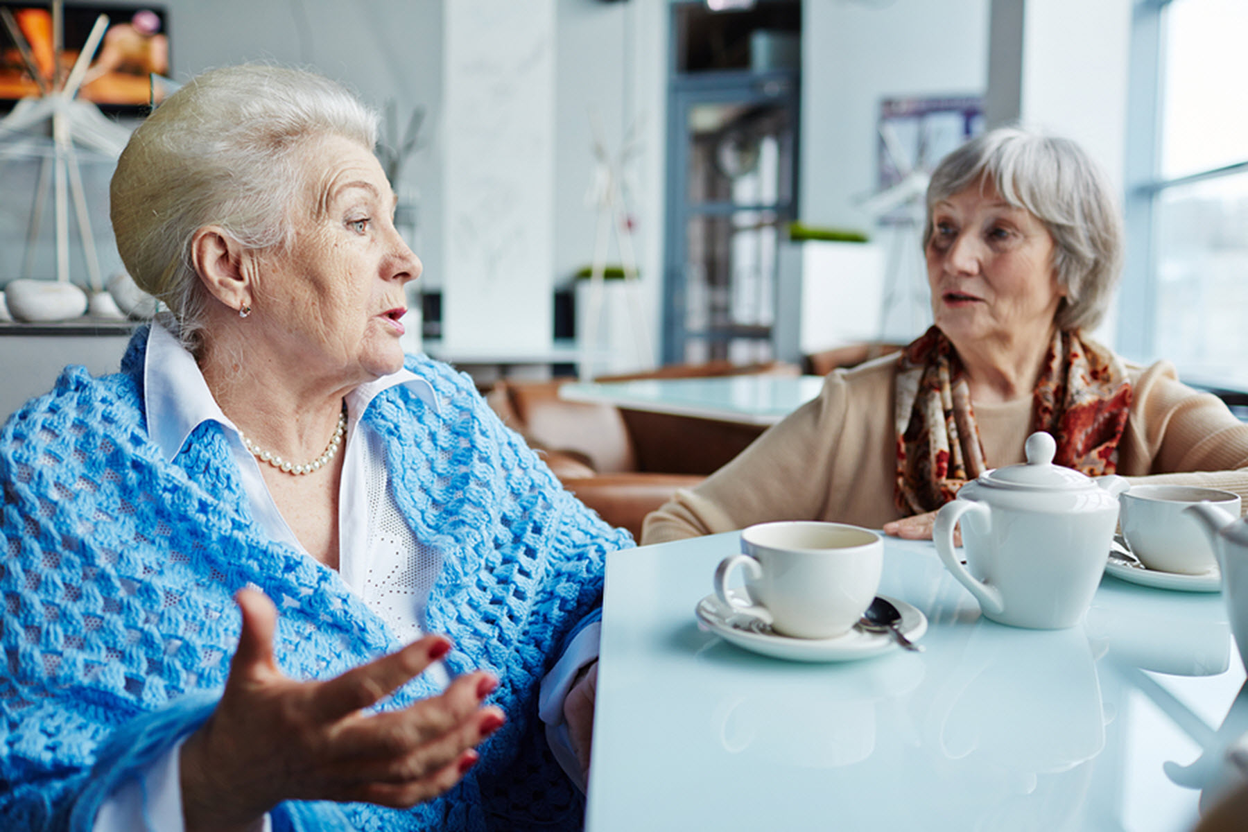 Старая подруга мамы. Две бабушки пьют чай. Чаепитие для пожилых людей. Бабушка за столом. Две пожилые женщины пьют чай.